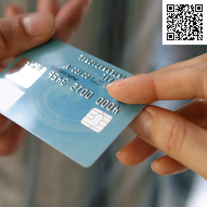 Отсканируйте qr код и оформите дебетовую карту с бесплатным обслуживанием