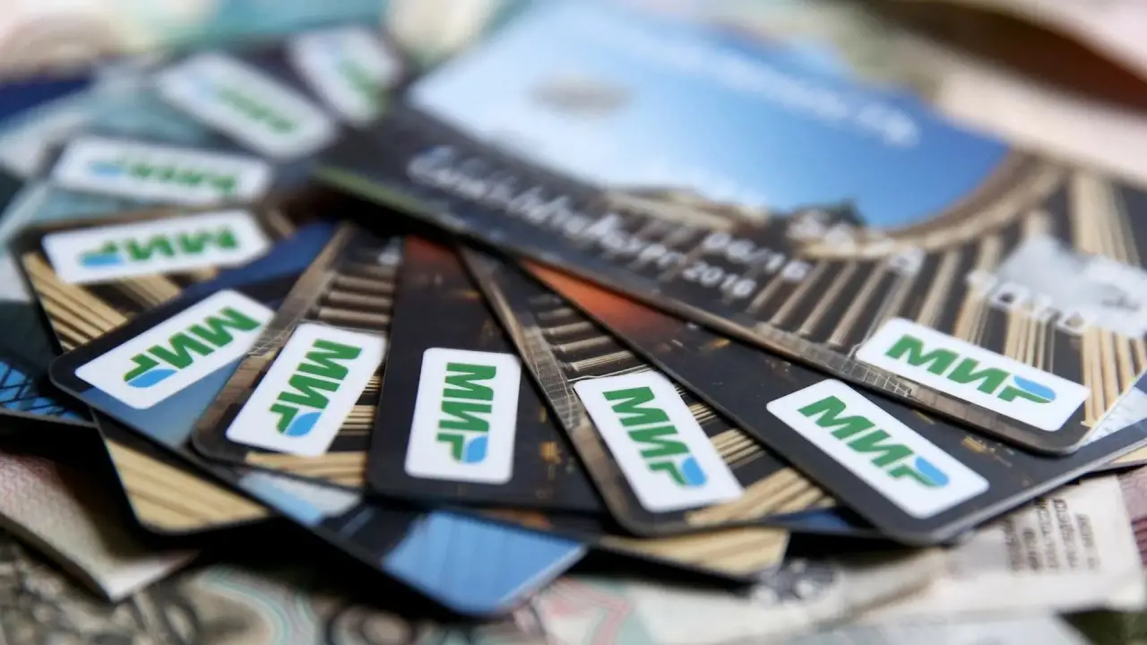 Стопка срочных кредитных карт