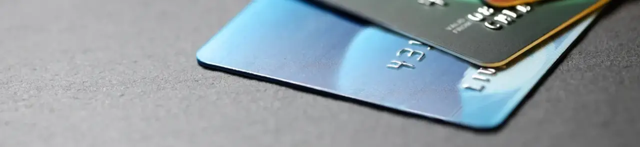 Две кредитной каты на столе