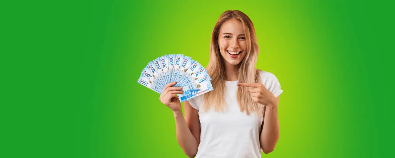 Девушка с деньгами в руках