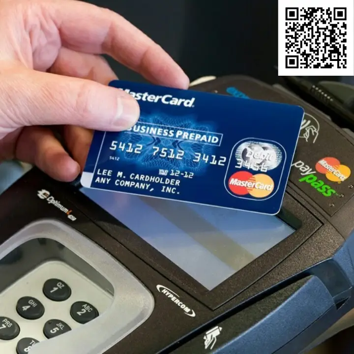 Сканируйте qr и оформите дебетовую карту с бесконтактной оплатой