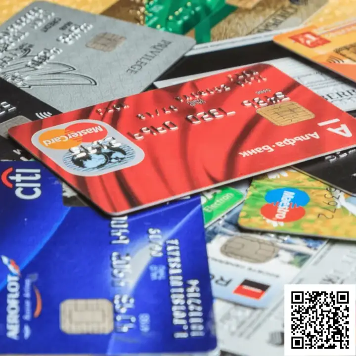 Сканируйте qr код и оформите дебетовую карту