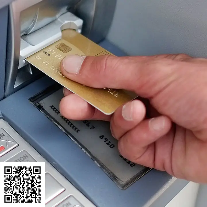 Сканируйте qr код и оформите дебетовую карту со снятием наличных без комиссии