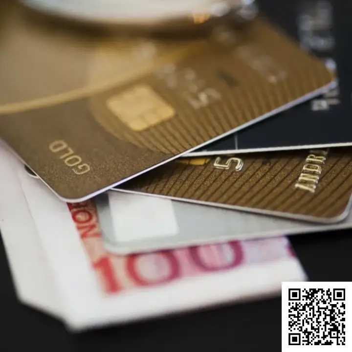 Отсканируйте qr код и оформите дебетовую карту 