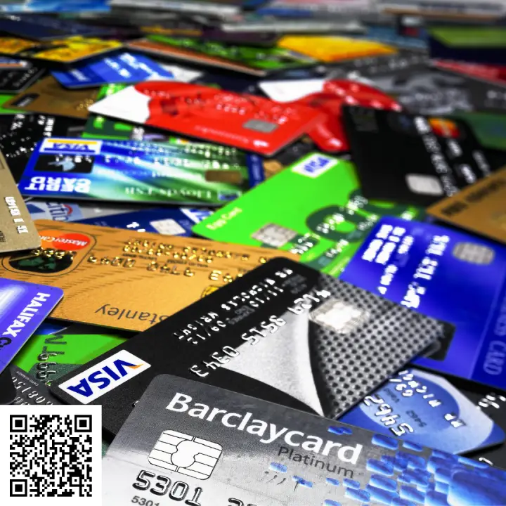 Сканируйте qr код и оформите дебетовую карту