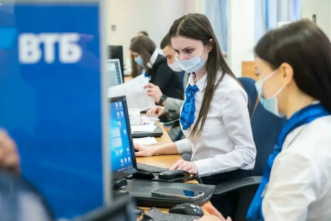 Сотрудники банка ВТБ
