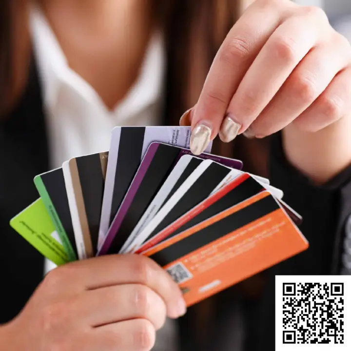 Сканируйте qr код и оформите дебетовую карту 