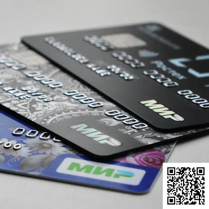 Сканируйте qr код и оформите дебетовую карту бесплатно